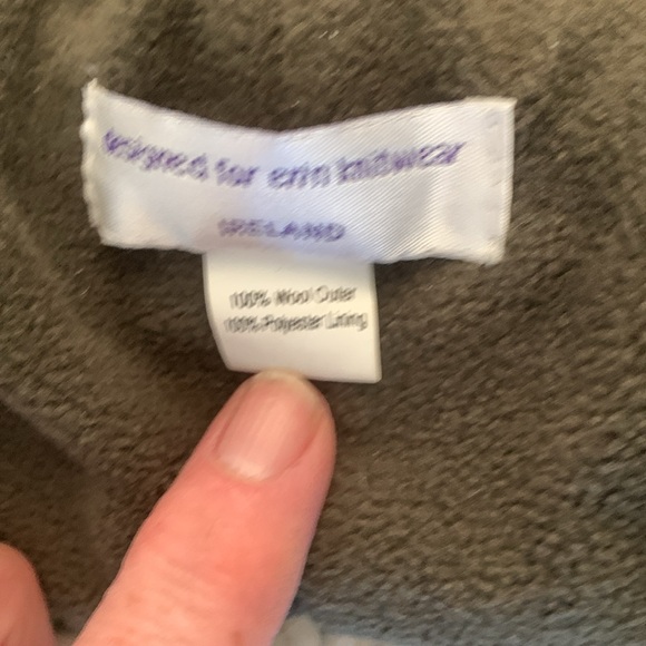 Ladies sz small knitted green/cream knit 100% wool winter hat with fleece lining - Picture 3 of 3